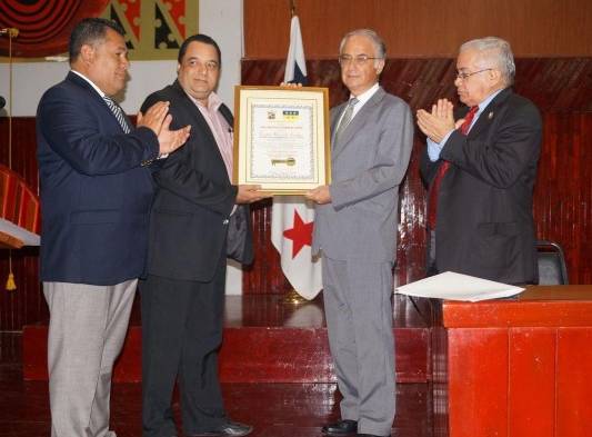 Leonardo Collado, director del Centro Regional Universitario de Azuero, entregó una distinción por parte de centro de estudios.