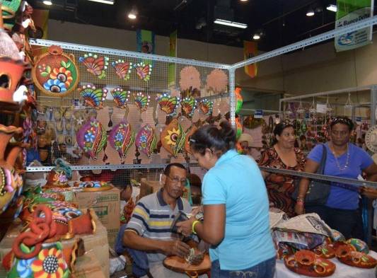 Visitantes miran los artículos de la feria.