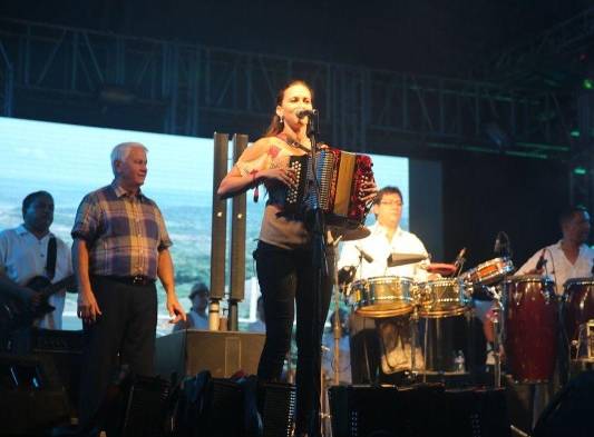 El acto preparado por la compañía de danzas recibió el nombre de ‘Folclor Espectacular’.