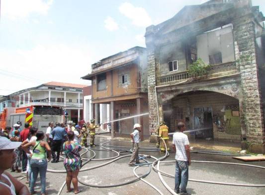 Bomberos fueron notificados mediante una llamada de urgencia.