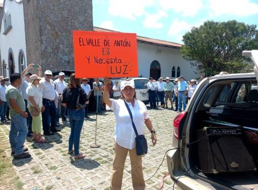 Cansados de los apagones, residentes y comerciantes de El Valle de Antón protestaron