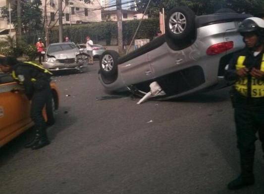 Uno de los autos quedó volcado. Quedaron destrozados de frente