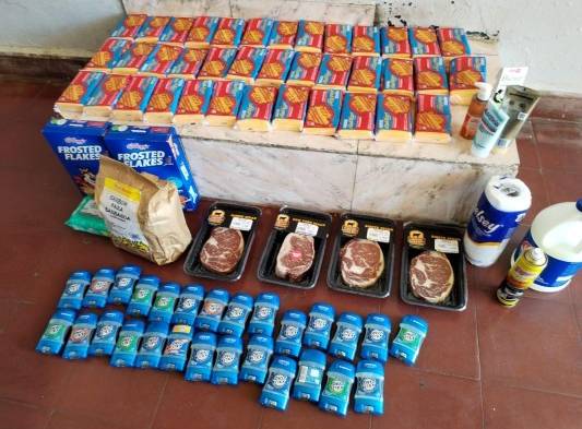 Atrapan a seis cancheras en Herrera, llevaban desde queso hasta productos de aseo