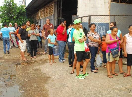 Chitreanos hacen su fila para comprar los galones de agua; ya no hay en las tiendas.