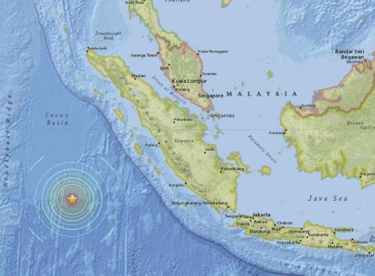 Imagen facilitada por el Servicio Geológico de los Estados Unidos que muestra la localización exacta del seísmo registrado al suroeste de la isla de Sumatra, Indonesia.