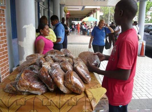 Venta de pan bon en Colón.