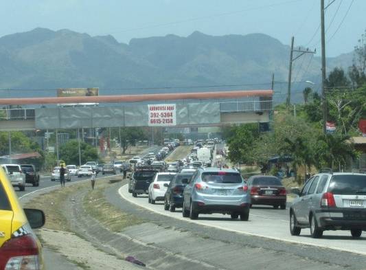 Conductores descontentos por congestionamiento vehicular en retorno