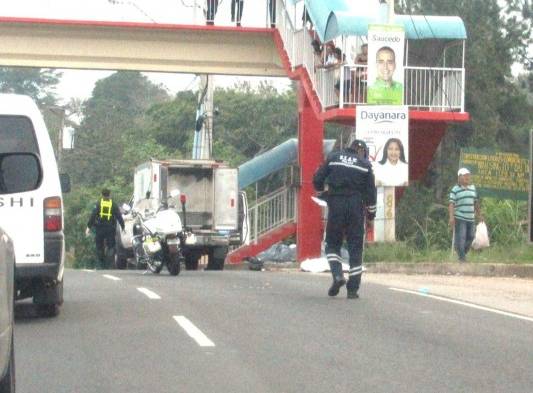 Moradores exigen a las autoridades de tránsito colocar cerca para evitar más tragedias en el lugar