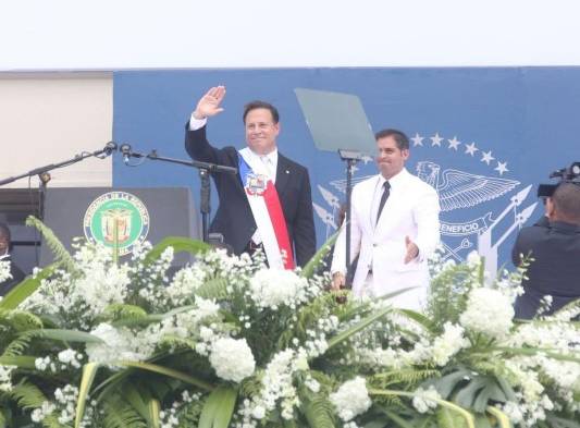 Diputado Valderrama, nuevo presidente de la Asamblea entregó banda presidencial a Varela.