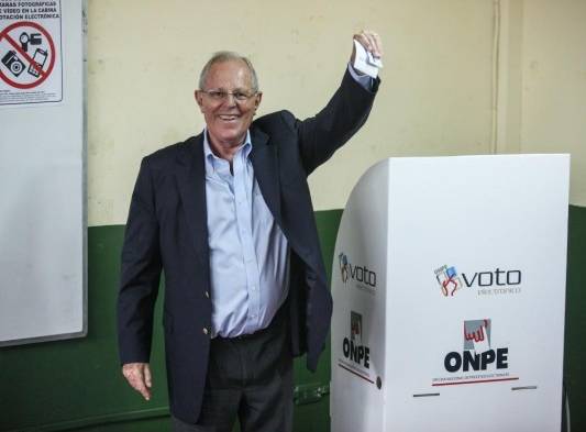 El candidato presidencial peruano por el partido Peruanos por el Kambio, Pedro Pablo Kuczynski, posa al votar hoy, domingo 10 de abril de 2016, en el Colegio El Olivar, en el distrito de San Isidro de Lima, Perú.