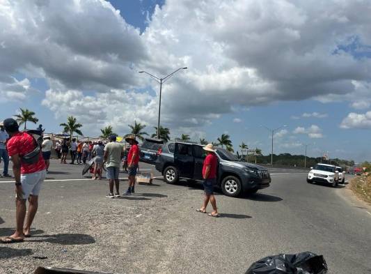 Moradores de varias comunidades de Panamá Oeste cerraron la autopista Arraiján- La Chorrera