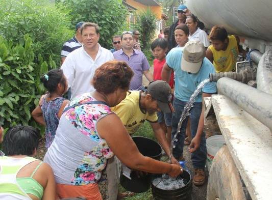 El presidente Juan Carlos Varela supervisó la entrega del agua a los residentes.