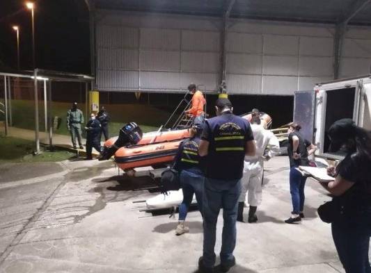 Fiscalía levanta cadáver de la mujer que se lanzó del puente Centenario