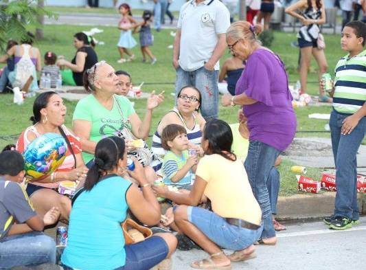 Niños, con sus padres y abuelos, fueron a disfrutar de la fiesta.