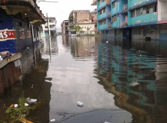 En el centro del distrito de Colón no se podía caminar, se registraron 14 caserones con daños.