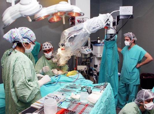 El implante coclear transforma las señales acústicas en señales eléctricas.