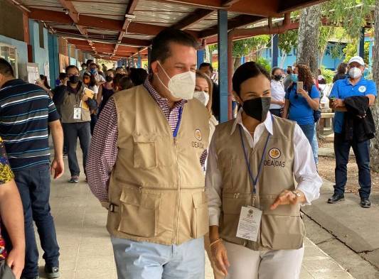 Isabel de Saint Malo junto al mexicano Gerardo de Icaza, en recorrido de elecciones de Costa Rica.