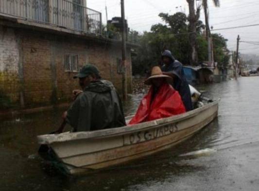 La tormenta ha causando inundaciones en algunas calles, dejándolas incomunicadas.