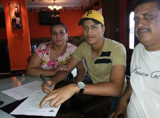 Brian Sousa acuerda con los Piratas de Pittsburgh.