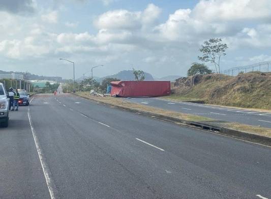 Contenedor de mula cierra acceso a la Avenida la Amistad