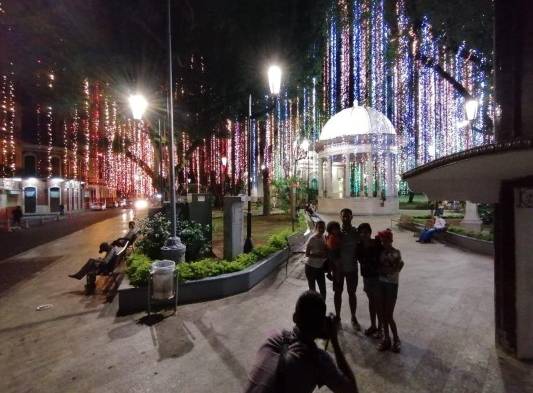 ¡Ya viene Navidad! Encienden los foquitos en el parque de Santa Ana