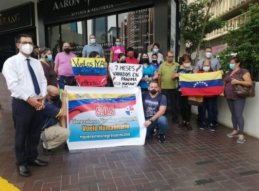 Venezolanos protestan por vuelo humanitario  