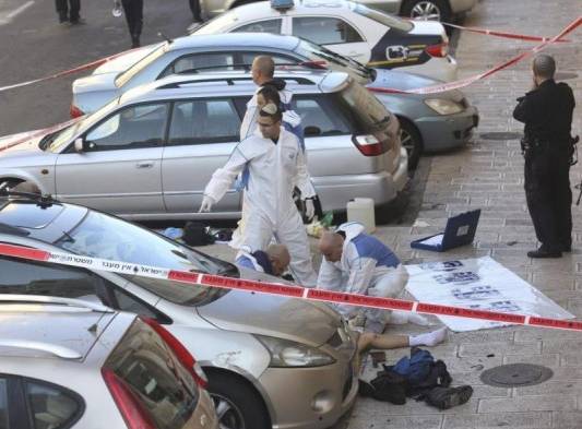 Al menos siete personas, entre ellas los dos presuntos atacantes, murieron hoy en un tiroteo..