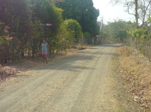 Residentes en El Bebedero quieren reparación de vía.