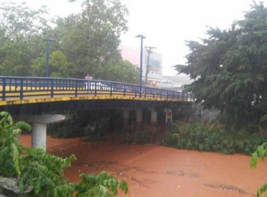 Así se encuentra el río Juan Díaz tras el fuerte aguacero.