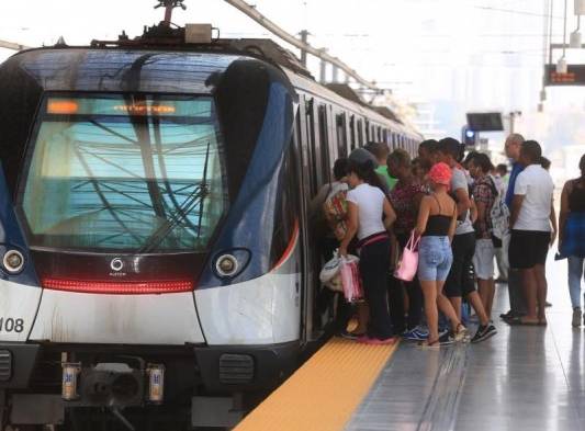 Actualmente el metro funciona hasta las 10:00 p.m. De lunes a viernes empieza operaciones a las 5:00 a.m., y los sábados y domingos a las 7:00 a.m..