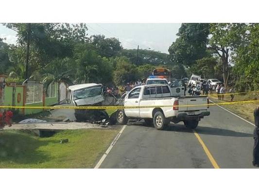 El accidente se registró entre un busito de ruta y un auto tipo pick up.