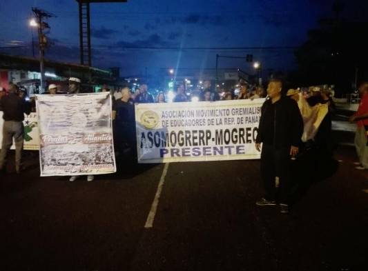 Colón amanece con incendio, cierre de calles, protestas y vandalismo