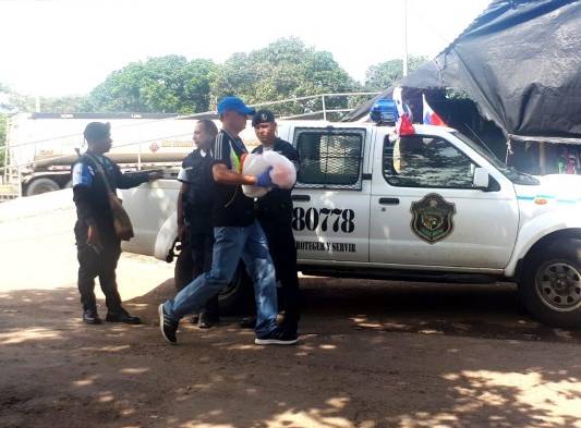 ¡Lamentable! Dio a luz en un taxi, pero el bebé no respiró