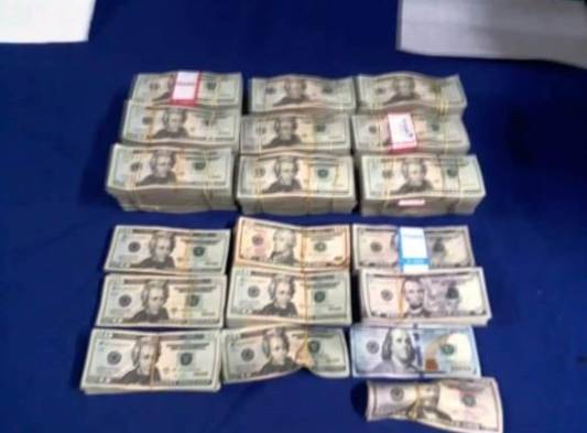 Decomisan más de $100 mil, 2 autos, armas y detienen a 3 en San Francisco