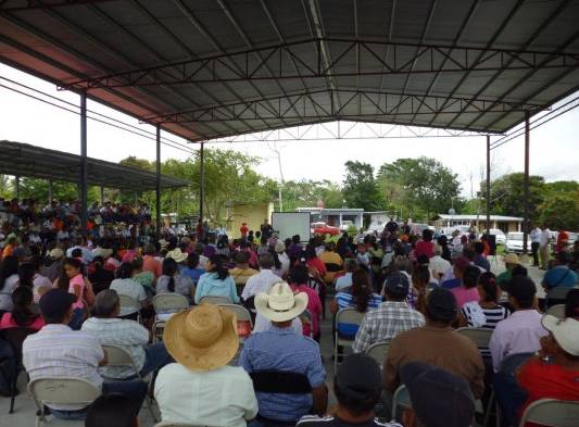 Pobladores se reunieron hoy con la gobernadora.