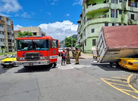 Camión le cayó encima a taxi en Calidonia