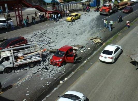 Ocho vehículos involucrados en accidente en Las Cumbres