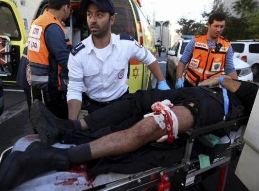 Un israelí herido es evacuado en ambulancia tras ser víctima del ataque contra una sinagoga en Jerusalén (Israel)..