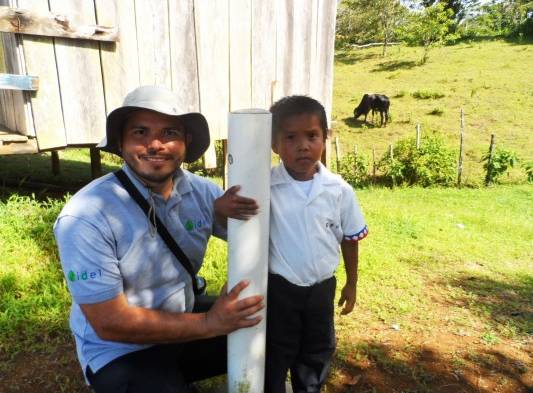 Niños enfrentan el mar por su derecho a la educación
