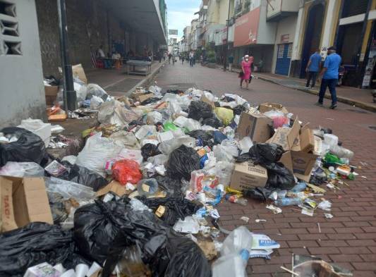 Las calles de la ciudad están inundadas de basura luego de la huelga de los trabajadores de Aseo