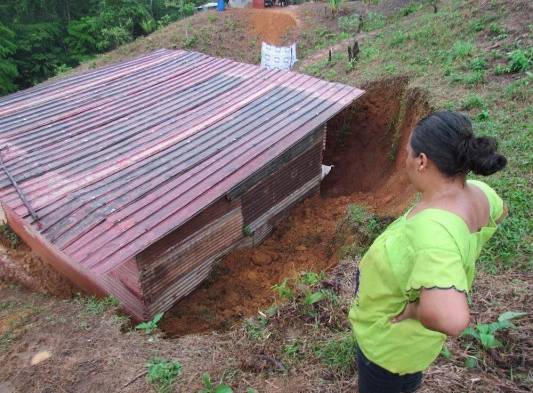 Un alud de tierra cayó sobre la casa de la familia Delgado en Colón