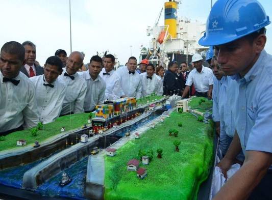 El pastel de las esclusas fue exhibido durante cuatro horas a los visitantes que se acercaron ayer a Miraflores.