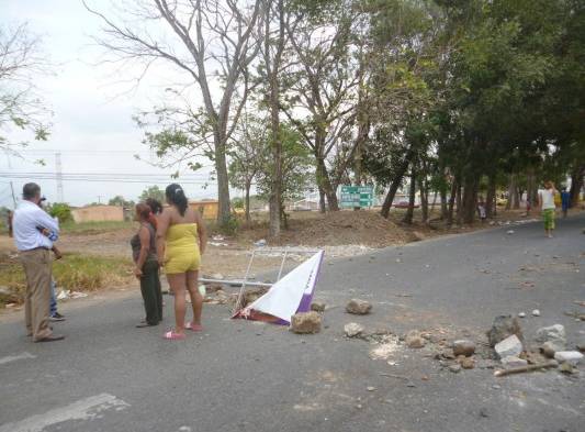 Cierran calle por falta de agua en Cabra de Pacora