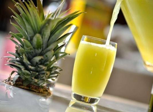Tomar agua de piña sirve para adelgazar