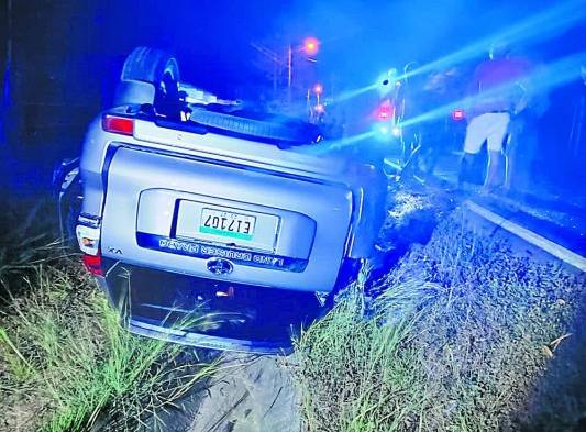 La camioneta 4x4 quedó con los neumáticos hacia arriba y su carrocería echada a perder en Pedasí.