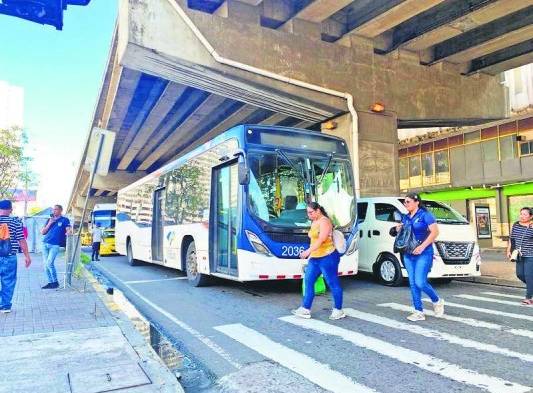 400 metrobuses aún esperan piezas de repuestos