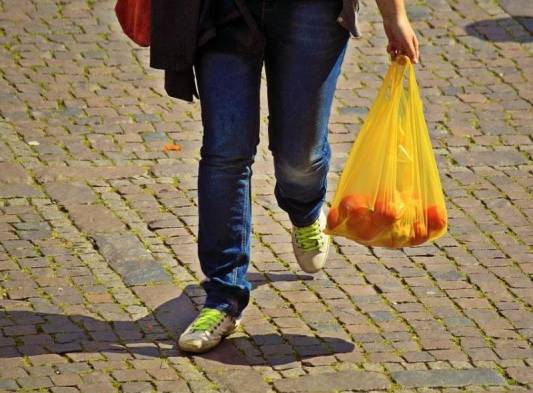 Bolsas plásticas desaparecen como parte de lucha por medio ambiente