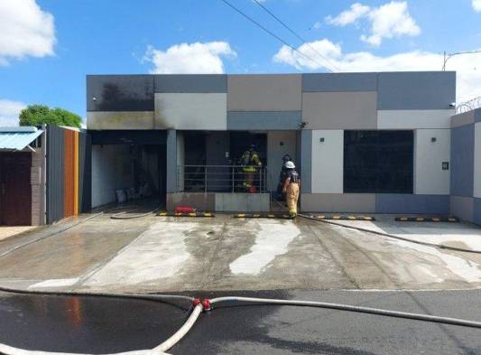 Bomberos controlan incendio en local de Santa Elena