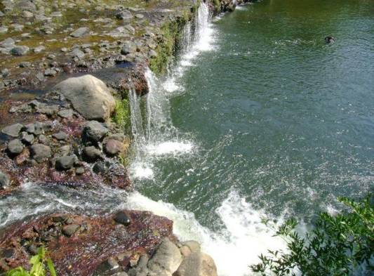Moradores están molestos porque la construcción de un muro les impiden el paso al balneario.