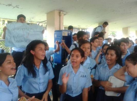 Estudiantes se emberracaron porque tendrán que recuperar clases durante la semana de vacaciones.